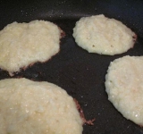 Нагрейте сковороду, добавьте подсолнечное масло, только немного. Выложите столовой ложкой блинчики на сковороду и слегка приплюсните их чтобы они хорошо пропеклись. 1 столовая ложка с верхом — 1 блинчик. Не перегружайте сковороду и жарте на среднем или медленном огне. Переворачивайте когда снизу появится золотистая корочка, и пеките еще 2–3 мин.