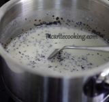 В небольшом сотейнике доводим до кипения молоко с маком, снимаем с огня, перемешиваем и оставляем на 10 минут.