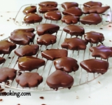 Глазурь полностью застынет через 15-20 минут.