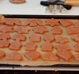 Вырезаем из теста желаемые фигурки для пряников. Выкладываем фигурки на застеленный пергаментом противень.