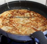 Обжариваем на среднем огне 2-3 минуты, затем переворачиваем. Обжариваем со второй стороны до готовности. Последовательно выпекаем 4 блинчика.