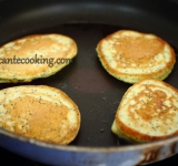 Обжариваем оладушки в растительном масле на среднем огне с двух сторон.