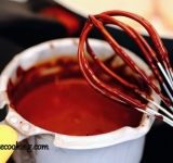 Шоколад растапливаем на водяной бане. Сливки доводим до кипения, снимаем с огня и вливаем к шоколаду. Массу хорошо перемешиваем до однородности. Добавляем ром, перемешиваем и оставляем в теплом месте.