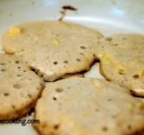 Обжариваем оладушки на сковороде, на среднем огне, на растительном масле до золотистого цвета с двух сторон.