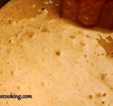 Перемешиваем муку, соль, сахар, корицу и разрыхлитель. Яйцо слегка взбиваем с молоком, и добавляем к сухим ингредиентам. Перемешиваем тесто до однородности. Добавляем ананас и вновь перемешиваем.