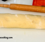 Аккуратно и быстро скатываем рулет, края подгинаем под низ.