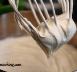 Остальные холодные сливки взбиваем с сахарной пудрой в крепкую пену. Тонкой струйкой по стенке посуды при постоянном перемешивании вливаем к крему сливки с желатином. Взбиваем массу еще пару минут и ставим в холодильник остывать на полчаса.