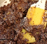 Перемешиваем массу до однородности силиконовой лопаткой.