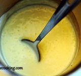 Готовим крем, для этого в небольшой кастрюле перемешиваем 100 мл сливок и желатин. Ставим кастрюлю на малый огонь, нагреваем при постоянном помешивании, пока желатин полностью не растворится. Снимаем массу с огня и даем немного остыть.