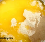 В большую миску помещаем муку, молоко, топленое масло, желтки, сахар, ром, ванильный сахар и дрожжи.