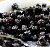 Перемешиваем рябину с 1 ст. ложкой сахара и добавляем в тесто. Аккуратно перемешиваем тесто, чтобы рябина равномерно распределилась по тесту.