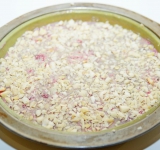 Выложите половину теста в форму для торта, сверху выложите малину и залейте оставшимся тестом. Сверху покидайте лепестки миндаля (или мелко порезанный миндаль).	