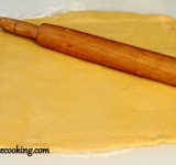 Выкладываем тесто на просыпанную мукой рабочую поверхность. Раскатываем тесто не слишком тонко, придавая форму квадрата.