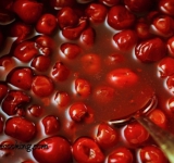 Готовим начинку, для этого перемешиваем 150 мл холодного компота с крахмалом. В небольшой сотейник засыпаем мороженые вишни, сахар и ванильный экстракт. Заливаем компотом и доводим до кипения на среднем огне. Перемешиваем массу, пока она не станет консистенции густого соуса. Добавляем вишни в алкоголе и 50 мл кирша. Все перемешиваем и снимаем с огня, даем полностью остыть.