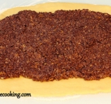 Мак равномерно выкладываем в середину квадрата, оставляя 5-8 см с краев свободными.