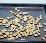 Миндаль закиньте в кипящую воду и варите около 1 минуты. Затем откиньте на дуршлаг и легко снимите кожицу (просто надавите двумя пальцами на миндаль, и кожица легко сойдет сама). Выложите миндаль на противень в один слой и поставьте в духовку на 5 минут, затем достаньте, перемешайте и поставьте еще на 5 минут. Охладите слегка и измельчите в блендере или измельчителе	