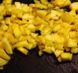 Нарезаем ананас квадратиками.