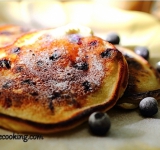 Готовые блины выкладываем на тарелку с кусочками сливочного масла, щедро посыпав сахарной пудрой. Завтрак готов! Приятного аппетита, хорошего дня!
Cсылка на оригинальный рецепт: www.picantecooking.com/recipe/oladi-s-chernoplodnoi-ryabinoi