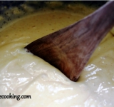 Готовим тесто, для этого перемешиваем муку, сахар, соль и разрыхлитель. Яйцо слегка взбиваем с молоком, пахтой и маслом. Добавляем массу к сухим ингредиентам, и перемешиваем деревянной ложкой до однородности.