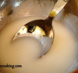 Рулет вынимаем, даем немного остыть, затем аккуратно удаляем бумагу и даем остыть рулету полностью. Когда рулет остыл, отрезаем концы, чтобы было видно красивый срез. Делаем сахарную помадку, перемешиваем сахарную пудру и 5 ложек кипятка. Добавляем эссенцию и еще раз перемешиваем.