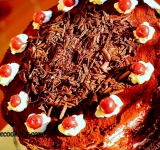 Бока посыпаем какао, при помощи вилки рисуем борозды, таким образом создается эффект древесной коры. Верх торта обильно посыпаем какао и шоколадными стружками, украшаем остатками крема и вишнями. Восхитительный, нежный, шоколадно-вишневый торт готов. Можно подавать к столу. Приятного аппетита!
Cсылка на оригинальный рецепт: www.picantecooking.com/recipe/shvartsvaldskii-tort-v-moei-interpretatsii