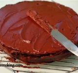 Получившийся тортик смазываем шоколадным кремом, не забывая про бока.	