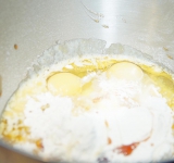 Взбейте растопленное масло с яйцами, сахаром и ванильным сахаром. Просейте муку, добавьте измельченный миндаль и хорошо перемешайте.	