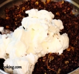 Осторожно вводим взбитые белки к маку.