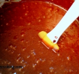 На водяной бане растапливаем шоколад. Масло взбиваем с сахаром до консистенции крема. Продолжая взбивать, тонкой струйкой вливаем растопленный шоколад.