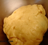 Все хорошо перемешиваем и замешиваем дрожжевое тесто. Разминаем тесто руками, пока оно не перестанет липнуть. На ощупь тесто должно быть мягким и жирным. Перекладываем тесто в миску, накрываем полотенцем и ставим на полтора часа в теплое место. Тесто должно хорошо подойти и увеличится в объеме в полтора раза.