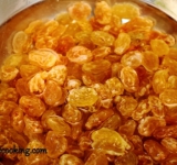 Готовим маковую массу: мак засыпаем в глубокую миску, заливаем 500 мл кипятка и накрываем емкость крышкой, оставляем остывать. Изюм засыпаем в небольшую миску, заливаем кипятком на 10 минут. Затем воду сливаем и заливаем сухофрукты ромом.