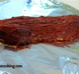 Обмазываем шоколадным кремом заварной батон.	