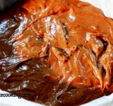 Разъемную форму для выпечки выкладываем бумагой для выпечки. Заполняем форму приготовленным тестом и ставим форму в предварительно разогретую духовку.