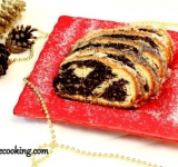 Когда рулет полностью застыл, перекладываем его на сервировочное блюдо и подаем к столу. Праздничный маковый рулет готов! Приятного аппетита, отличных праздников!
Cсылка на оригинальный рецепт: www.picantecooking.com/recipe/polskii-makovyi-rulet-makowiec-zawijany