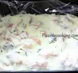 В сотейник выложите сметану и на маленьком огне нагрейте почти до кипения, затем снимите с огня, добавьте желатин и сливочный сыр. Тщательно перемешайте, пока желатин полностью не растворится, до однородности. Лучше всего перемешивать при помощи венчика.	