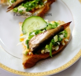 Собираем бутерброды: на хлеб брызните немножко масла из шпротов, выложите яйца, затем немного майонеза и посыпьте зеленым луком. Положите кружочки огурца, а сверху- шпроты. Приятного аппетита!
Ссылка на источник рецепта: www.picantecooking.com/recipe/nostalgicheskii-buterbrod-so-shprotami