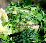 Поместите все ингредиенты, кроме зелени, вместе с икрой в чашку блендера и взбейте до однородного состояния. Зелень мелко нарежьте.	