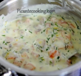 Для начала подготовьте некоторые продукты: мелко нарежьте укроп и измельчите цедру лимона. Мелкими кубиками нарежьте рыбу. Замочите желатин в небольшом количестве воды и оставьте его на 3-4 минуты, чтобы он хорошо набух.	