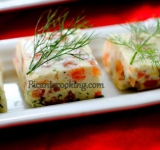 Остудите, добавьте рыб, зелень и цедру лимона. Добавьте соль по вкусу и хорошенько перемешайте, чтобы все ингредиенты распределились равномерно. Форму для кекса (или любую другую, которая у Вас имеется) застелите пищевой пленкой. Переложите сметанную массу в форму, разровняйте и несколько раз постучите формой по столу, чтобы масса утрамбовалась. Уберите массу в холодильник часов на 6-8, чтобы масса полностью застыла.  
 
При помощи пленки достаньте массу из формы и нарежьте на порционные кусочки, украсьте по вкусу. Приятного аппетита! 
 
Ссылка на источник рецепта: 
 www.picantecooking.com/recipe/smetannyi-muss-s-lososem 	