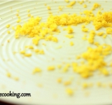 Отделяем цедру от лимона. Осторожно вводим в тесто белки и цедру, массу хорошо перемешиваем силиконовой лопаткой.