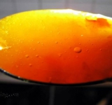 Апельсины сегментируем, для этого острым ножом срезаем корку апельсина, вместе с тоненькой кожицей, которая отделяет каждую дольку. Затем ножом вырезаем каждый сегментик апельсина, оставляя тонкую пленку. Помещаем сегменты фруктов в сито, лишнему соку даем полностью стечь. В небольшом сотейнике доводим абрикосовый джем до кипения, снимаем его с огня, процеживаем. Глазурь готова. Аккуратно перемешиваем апельсиновые сегменты и ст. ложку глазури.