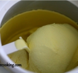 Остужаем массу как можно быстрее, можно поставить миску в ледяную воду. Остывшую до комнатной температуры массу накрываем крышкой и ставим в холодильник на 12 часов. Затем переливаем приготовленную массу в мороженицу и замораживаем ее до состояния мягкого мороженого. Перекладываем все в другую чистую посуду с крышкой и ставим в морозилку до окончательного застывания на пару часов. Если нет мороженицы, то переливаем массу сразу в чистый лоток и ставим в морозилку. Перемешиваем мороженое каждые 15 минут, разбивая образовавшиеся комочки на протяжении 2-х часов.	