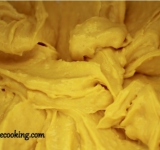 Готовим лимонный бисквит. Белки отделяем от желтков и взбиваем белки в густую пену. Желтки взбиваем с сахаром, добавляем ванильный экстракт и масло. Вновь взбиваем массу до однородности. Добавляем муку, все хорошо перемешиваем.