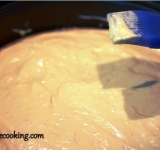 Форму для выпечки смазываем сливочным маслом, выливаем в нее приготовленное тесто и равномерно распределяем. Ставим бисквит в предварительно разогретую до 160 градусов духовку и выпекаем корж до готовности, это займет 10-15 минут. Степень готовности определяем зубочисткой.Готовый бисквит вынимаем из духовки и даем полностью остыть.