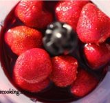 Готовим соус, для этого перемешиваем в блендере клубнику и вино. Массу взбиваем до однородности, затем пропускаем через сито.	