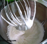 Приступаем к сборке торта, холодный корж разделяем на два тонких коржа. Холодные сливки взбиваем с 1 ч. ложкой апельсинового экстракта и ликером крепкую пену. Аккуратно вводим сливки в холодный заварной крем, хорошо перемешиваем до однородности.