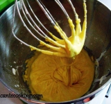 Готовим заварной крем, для этого доводим до кипения молоко с ванильным сахаром. Желтки взбиваем до однородной массы с сахаром, мукой и крахмалом.