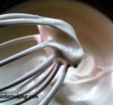 В миску, в которой будем взбивать белки, вливаем воду, засыпаем соль, сахарную пудру, пекарский порошок, все перемешиваем до однородного состояния. Добавляем белки и взбиваем до нестабильных пиков. Перемешиваем в миске муку и сахарную пудру. Продолжая взбивать белки, небольшими количествами вводим сахарную пудру с мукой. В самом конце добавляем цедру апельсина и хорошо перемешиваем до однородности деревянной ложкой.