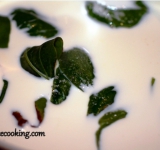 Перемешиваем сливки и молоко, добавляем листья базилика и половину сахара. При постоянном помешивании доводим массу до кипения, но не кипятим. Снимаем массу с огня с первыми пузырьками. Желтки и оставшийся сахар взбиваем до белой пены. Продолжая взбивать венчиком желтковую массу, тонкой струйкой вливаем молочную смесь. Продолжаем взбивать еще минуту. Переливаем массу в сотейник и ставим на малый огонь. При постоянном помешивании доводим массу до состояния соуса. Процеживаем массу через сито в чистую посуду, листья базилика удаляем, они нам больше не понадобятся.	