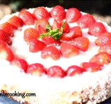 Каждую ягодку разрезаем пополам и укладываем поверх чизкейка. Поверхность ягод аккуратно смазываем абрикосовым сиропом. Восхитительный лимонный чизкейк с клубникой готов. Приятного аппетита!
Cсылка на оригинальный рецепт: www.picantecooking.com/recipe/chizkeik-s-klubnikoi-i-kokosom